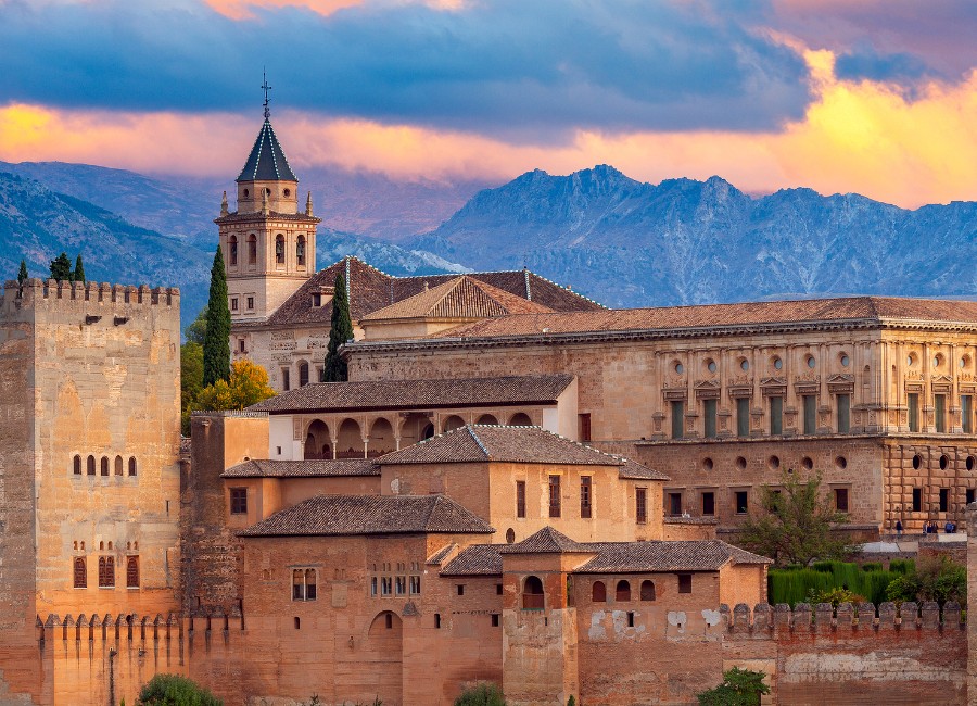 Grup AVA oferta Andalucía con la Geoda de Pulpí y la Alhambra