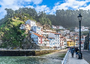 Grup AVA Asturias con la Playa de las Catedrales
